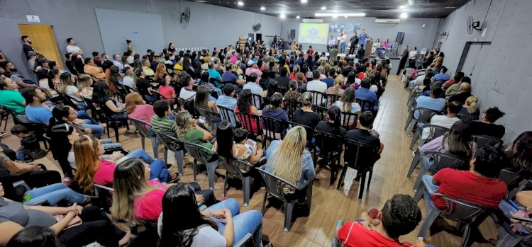 Carlos Bernardo participa de culto em Ponta Porã