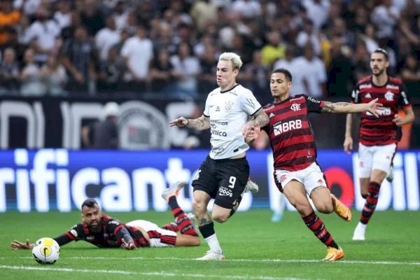 Clima de Liberta: corintianos fazem foguetório em hotel do Flamengo