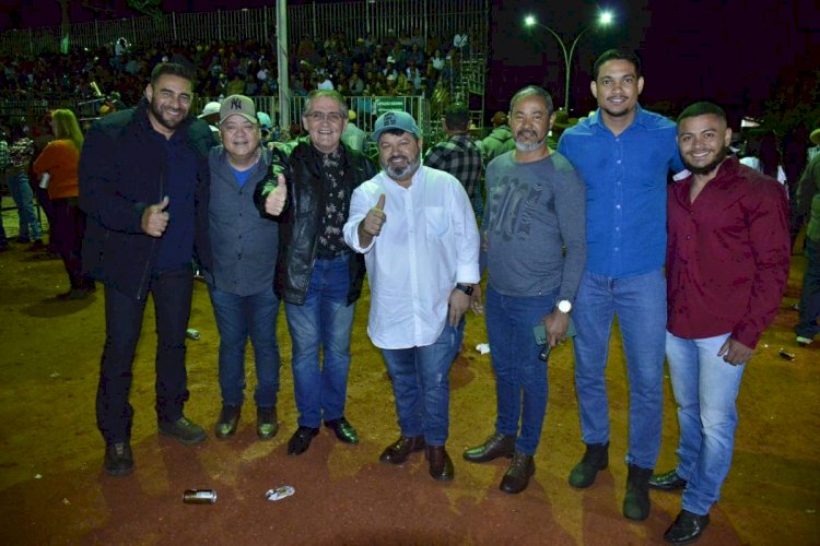 Em Coxim, Carlos Bernardo prestigia Rodeio dos Campeões