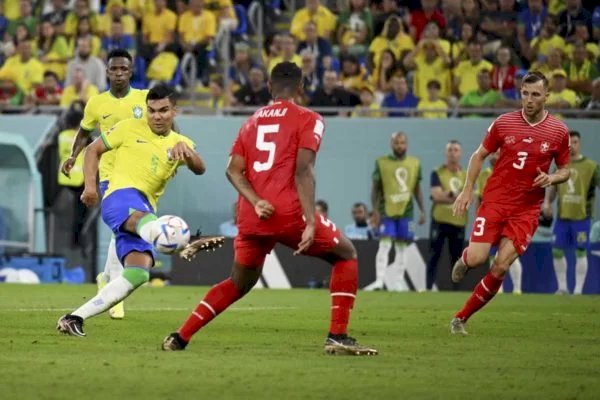 Com gol de Casemiro, Brasil vence e passa para as oitavas da Copa