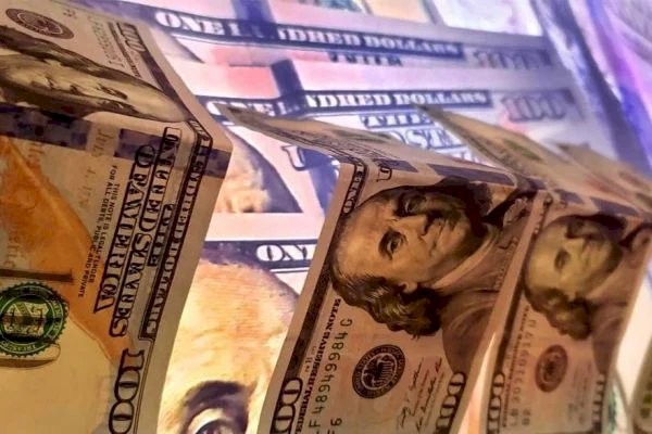 Dólar abre a semana em alta e vai a R$ 5,25