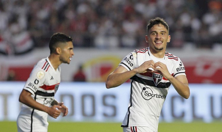 São Paulo faz 2 a 0 no Internacional e sobe para o G4 do Brasileirão